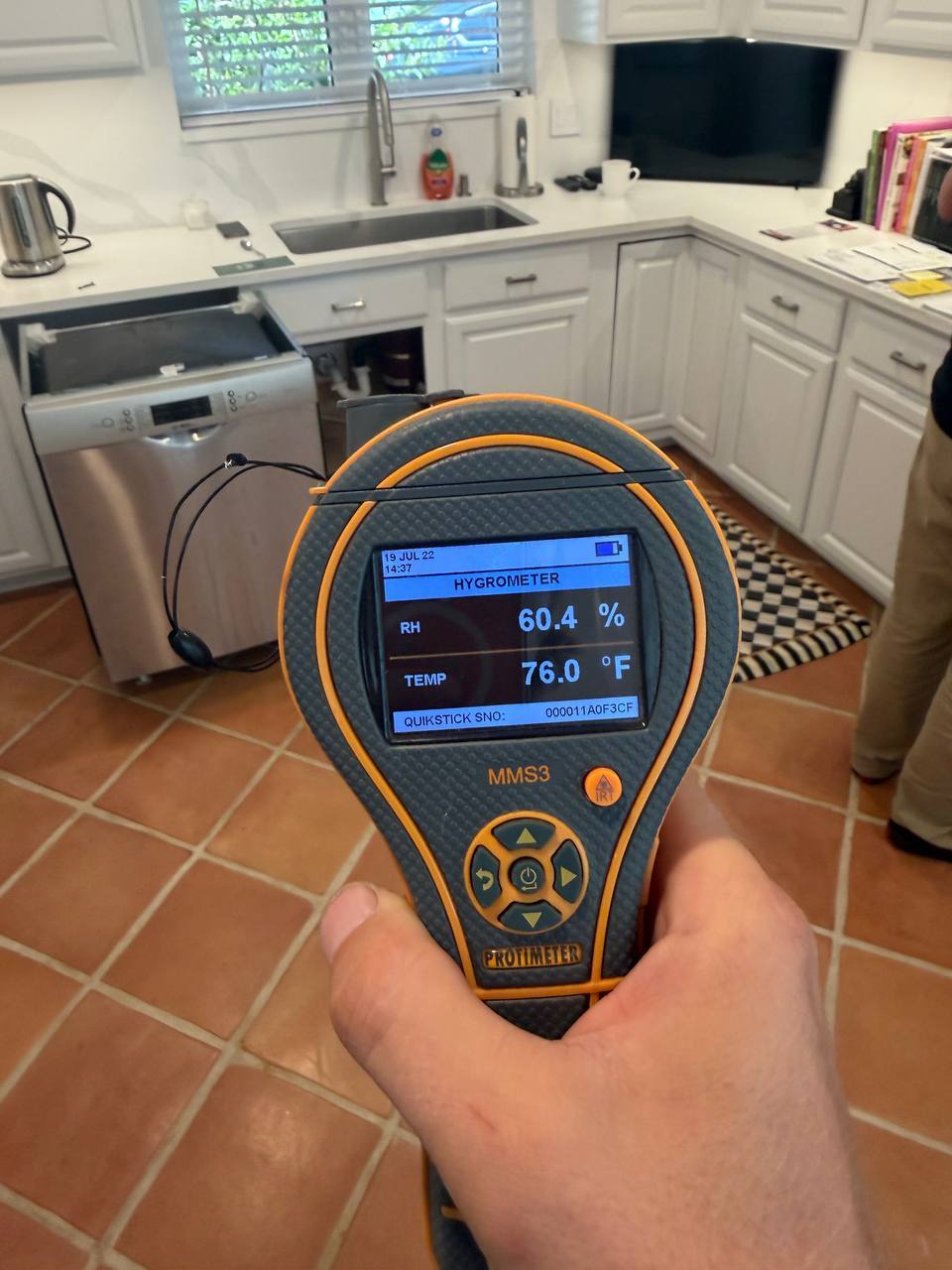 Measuring ambient relative humidity and temperature in kitchen with Protimeter MMS3