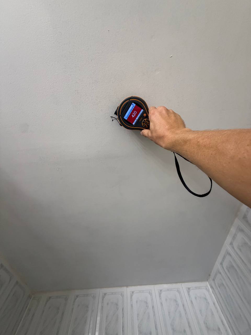 Measuring elevated moisture levels on bathroom ceiling using pinless moisture meter